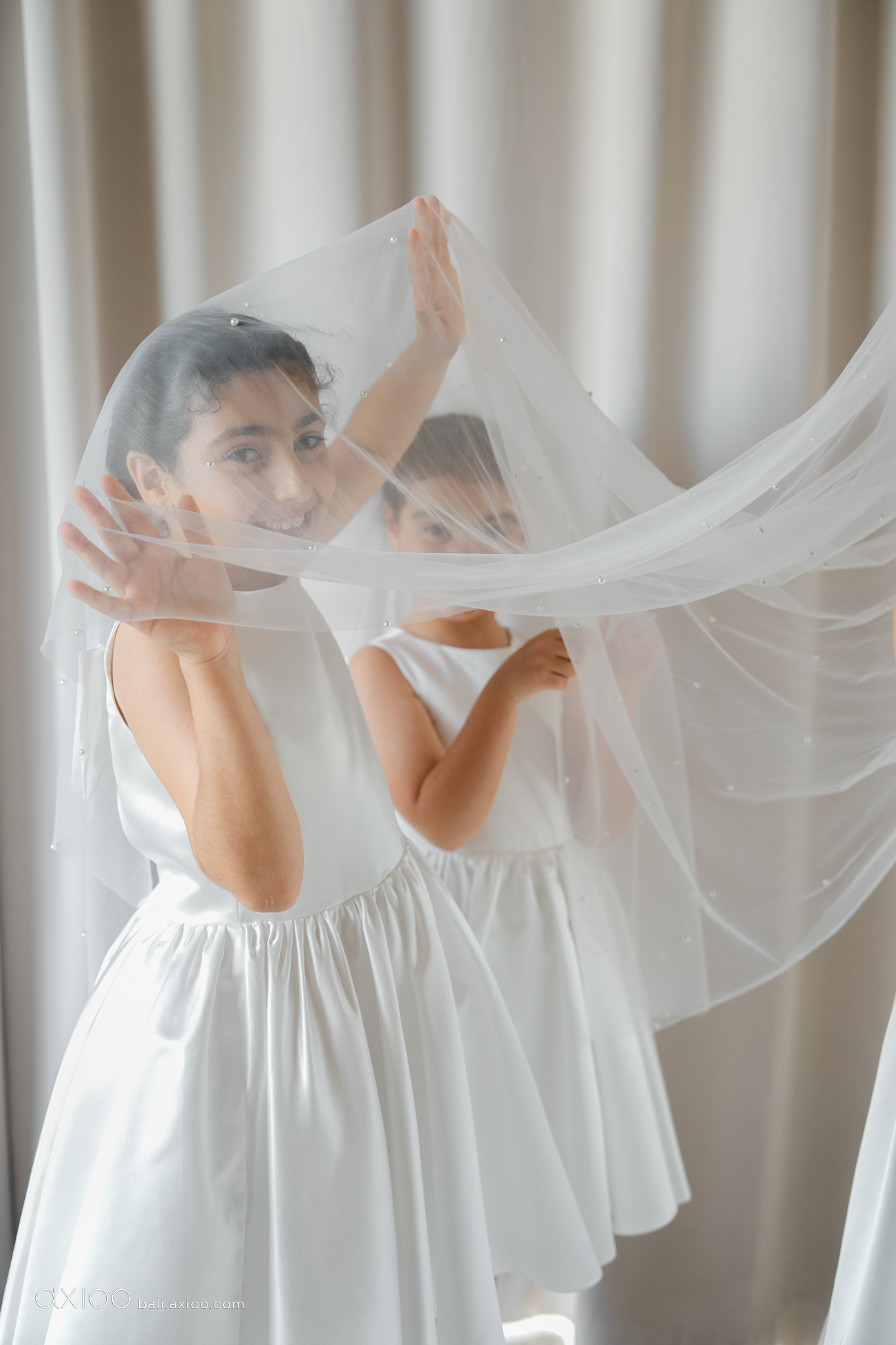 Axioo: Little Scene Stealers